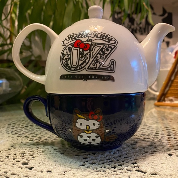 Hello Kitty Tea Set - Picture 2 of 4